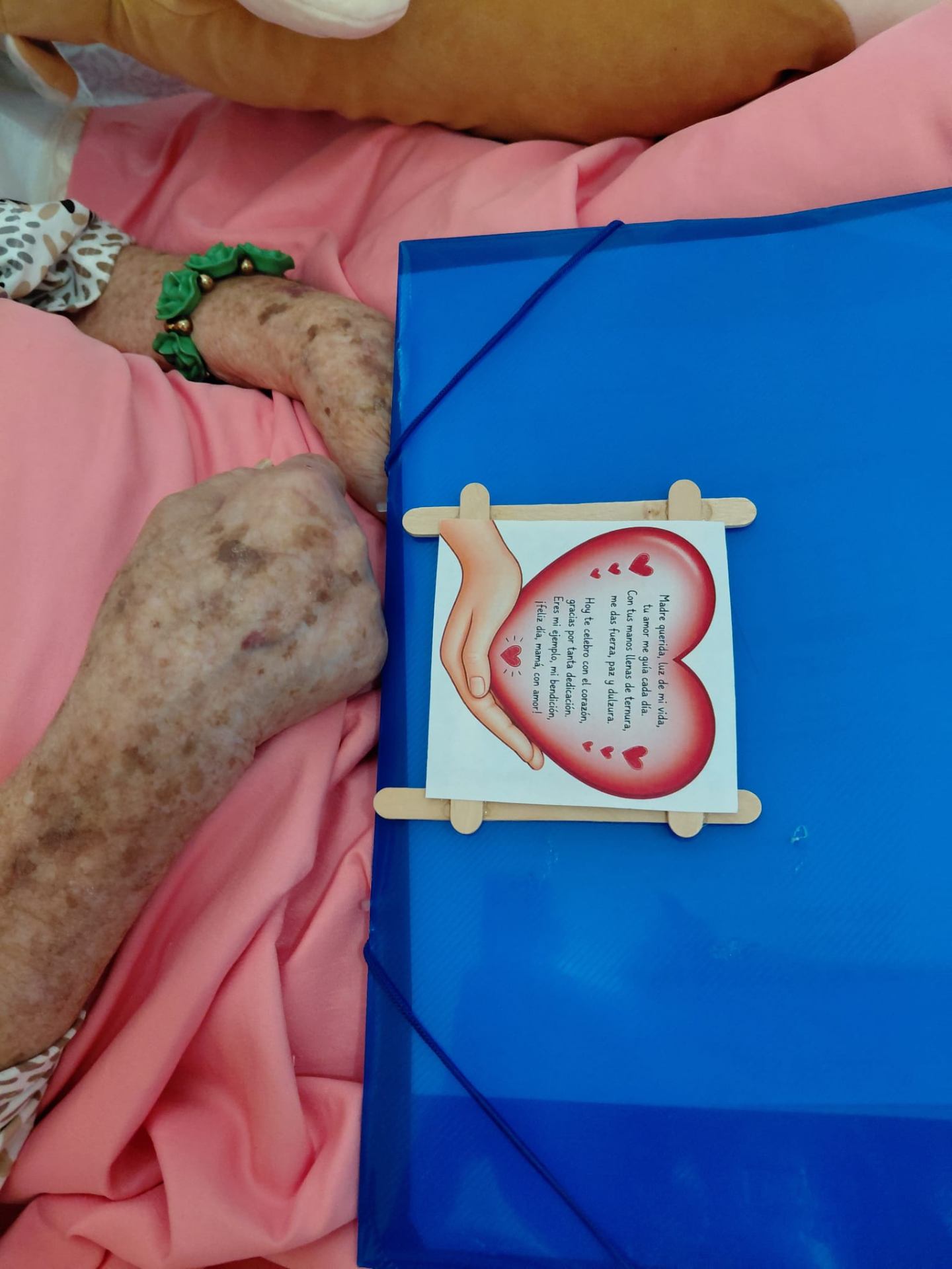Tarjeta de amor entregada a una de nuestras madres