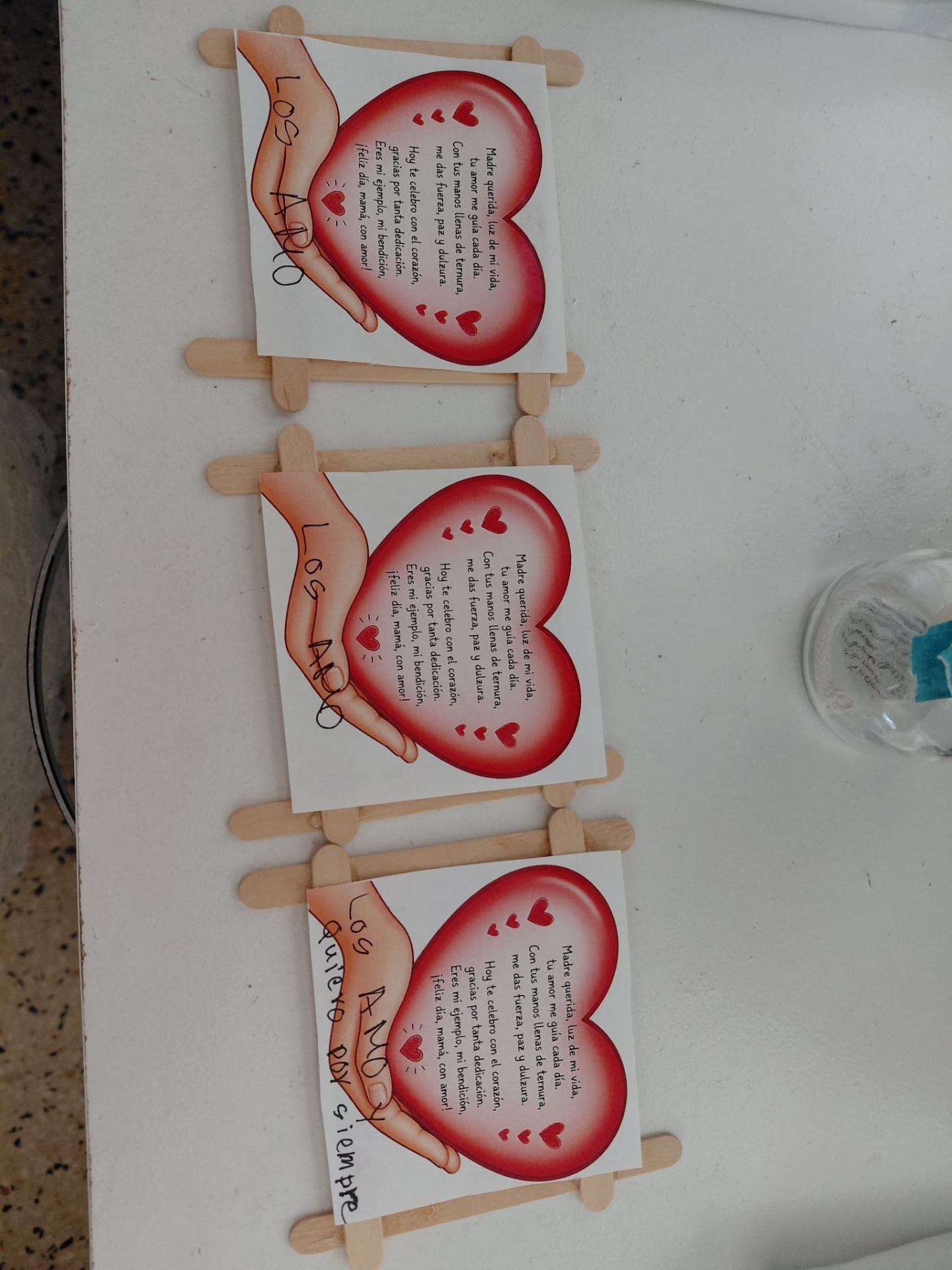 Tarjetas dedicadas con mensajes de los residentes