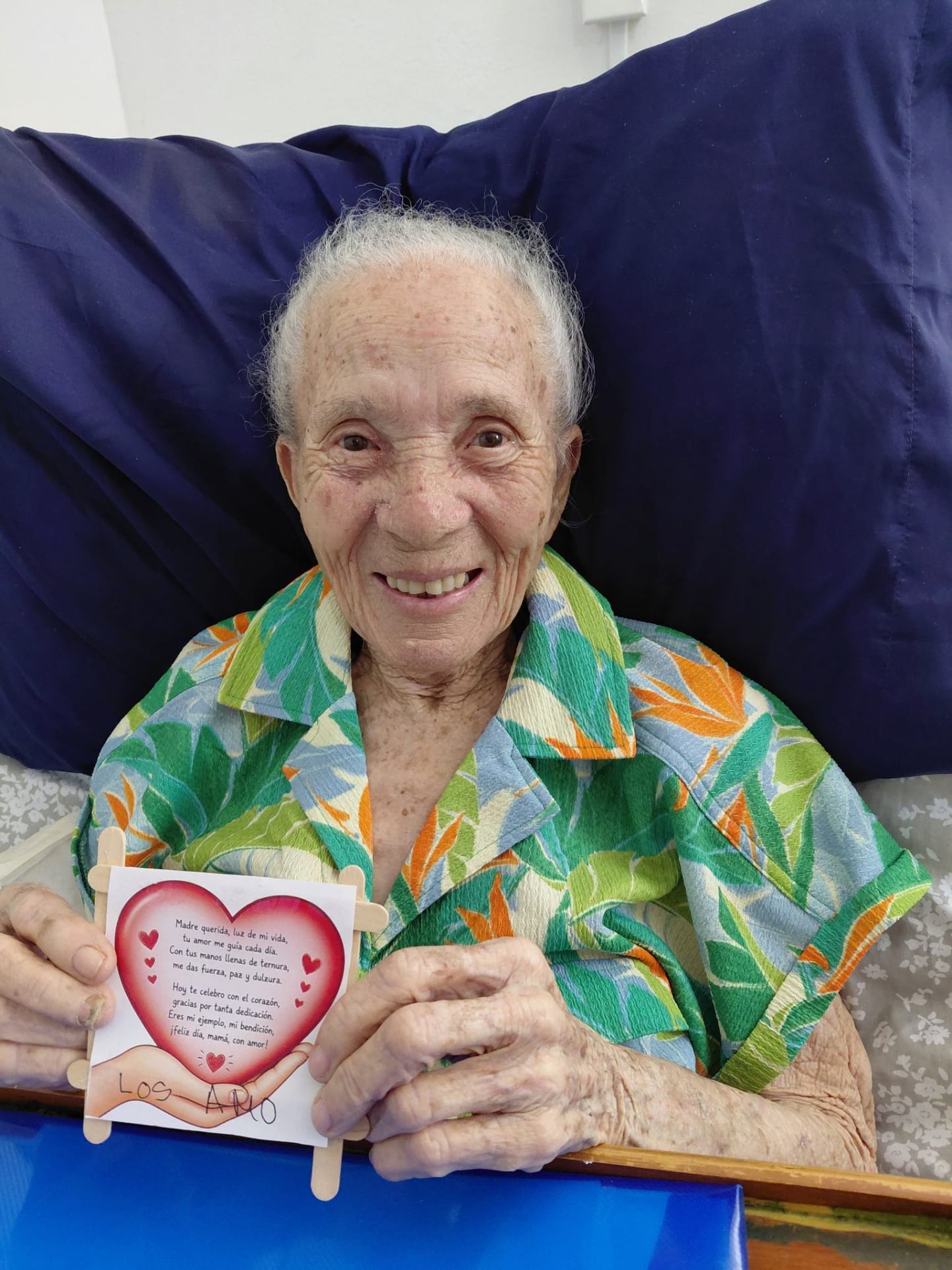 Nuestra residente sonriendo con su tarjeta hecha a mano