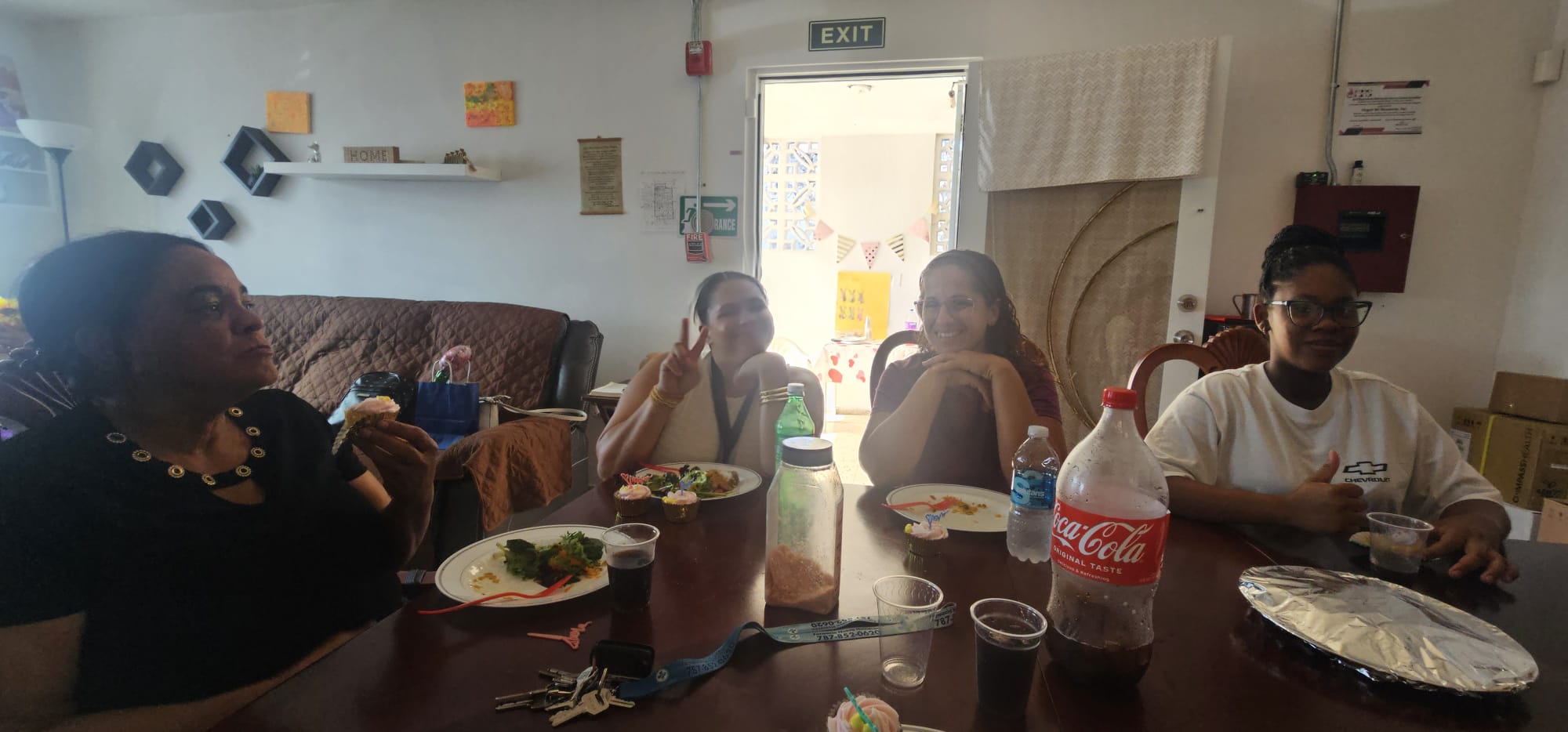 Equipo y familia compartiendo en la mesa
