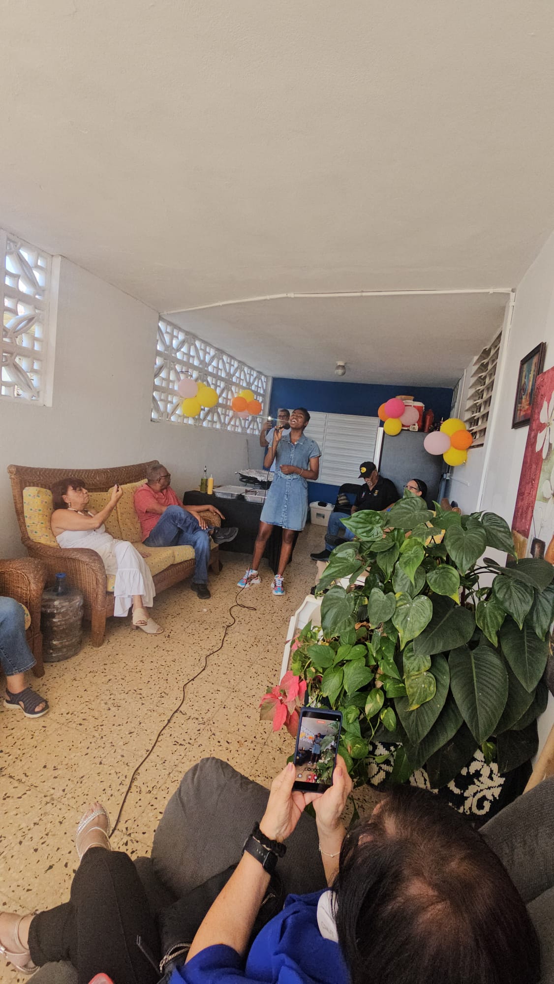 Música y alegría en la sala del hogar